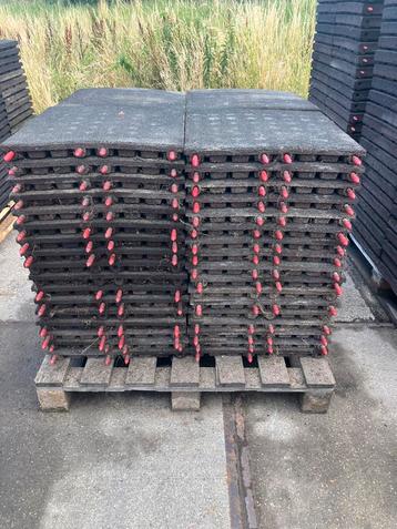 68 vochtdoorlatende rubberen matten 50x50x4,5cm beschikbaar voor biedingen