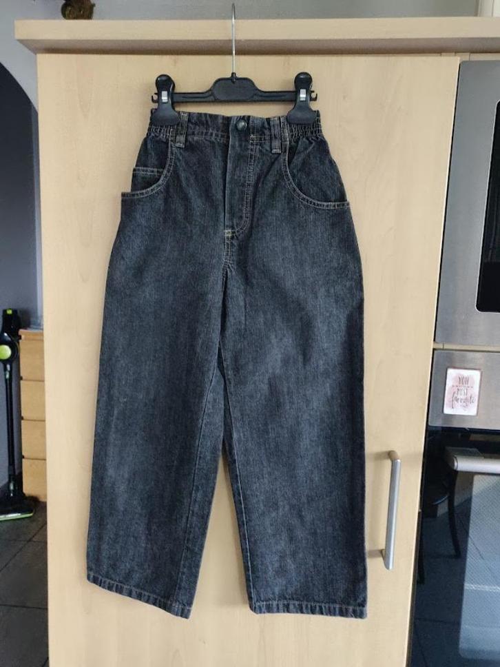 Jeansbroek KP en Broek Bienvenue sur Terre  maat 128. Jongen, Kinderen en Baby's, Kinderkleding | Maat 128, Zo goed als nieuw