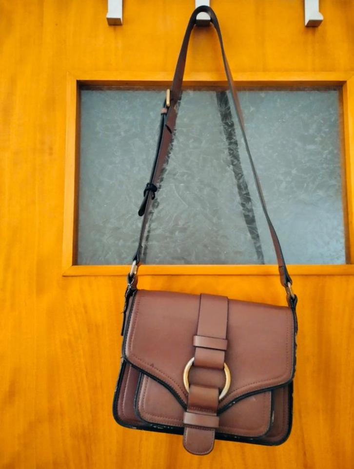 stevige bruine handtas / heuptas / schoudertas van essentiel, Handtassen en Accessoires, Tassen | Damestassen, Gebruikt, Handtas