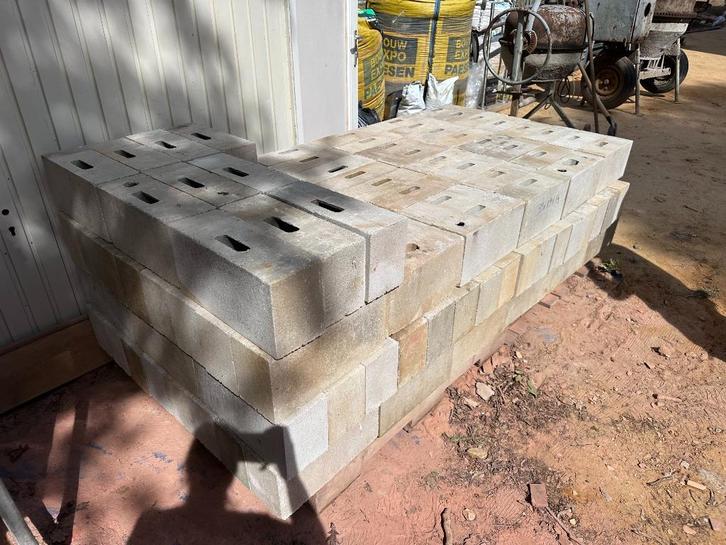 Betonblokken + Barry Ploegsteert, Doe-het-zelf en Bouw, Metselstenen, Zo goed als nieuw, Beton, Ophalen