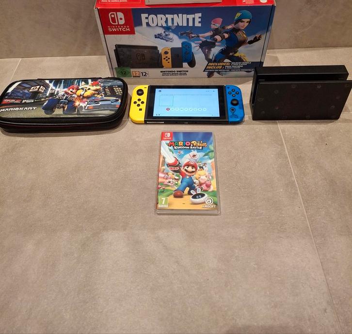 Nintendo Switch Fortnite Edition + extra joy cons + 2x stuur, Games en Spelcomputers, Spelcomputers | Nintendo Switch, Zo goed als nieuw