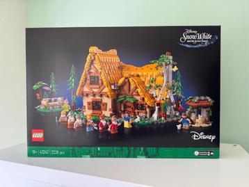 LEGO DISNEY 43242 HUISJE VAN SNEEUWWITJE EN DE ZEVEN DWERGEN beschikbaar voor biedingen