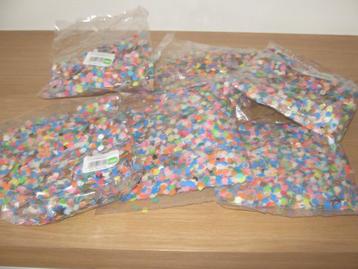 Feestartikelen - confetti & serpentines beschikbaar voor biedingen