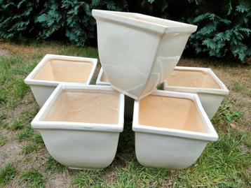 6 identieke vierkante ivoor kleurige bloempotten 25b x 26 h. beschikbaar voor biedingen