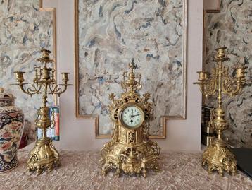 Antieke klok met 2 kandelaars – verguld brons garnituurset beschikbaar voor biedingen