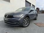 Volkswagen Tiguan 1.5TSI 150PK LIFE DSG (bj 2023, automaat), Auto's, Automaat, 4 cilinders, Leder en Stof, Bedrijf