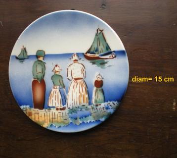 Mooi klein antiek decoratief bord (15 cm) beschikbaar voor biedingen