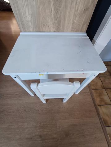 Kinderbureau met bijhorend stoeltje. beschikbaar voor biedingen
