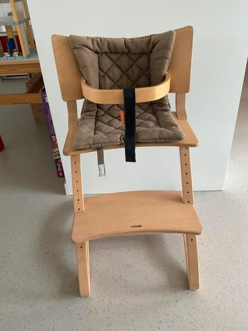 Leander meegroeistoel met veiligheidsbeugel en kussen beschikbaar voor biedingen