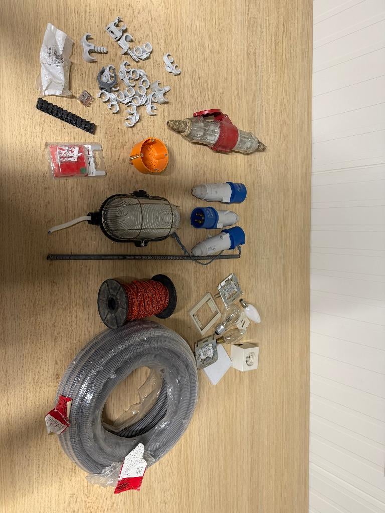 Elektrisch installatiemateriaal - stekkers / montage, Bricolage & Construction, Électricité & Câbles, Comme neuf, Autres types