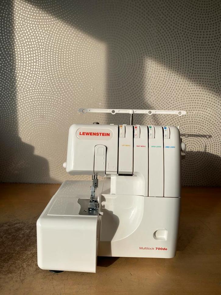 LOCKMACHINE LEWENSTEIN MULTILOCK 700DE IN ZEER NETTE STAAT, Hobby en Vrije tijd, Naaimachines en Toebehoren, Zo goed als nieuw