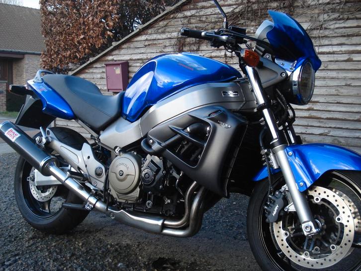 honda x11 in perfecte staat, Motos, Motos | Honda, Particulier, Naked bike, plus de 35 kW, 4 cylindres, Permis Moto A, Échappement sport