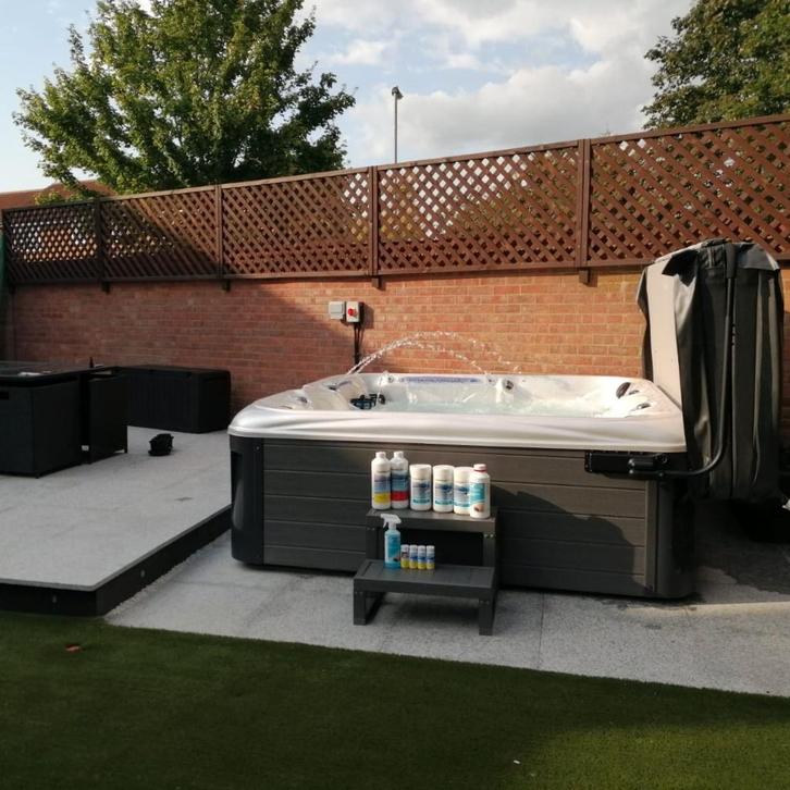 3pers Jacuzzi  korting 40%gratis levering accessoire meer, Tuin en Terras, Gras en Kunstgras, Nieuw, Ophalen