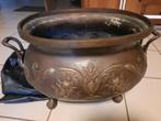 Metalen antieke pot op pootjes, Ophalen