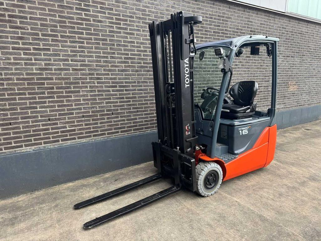 Toyota - 2017 - 8-FBEK-16-T - contreplaqué 5M, déplacement, Articles professionnels, Machines & Construction | Chariots élévateurs & Transport interne