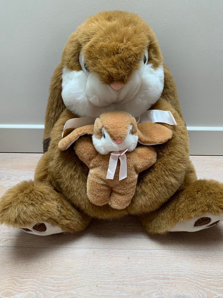 grand lapin en peluche avec bébé lapin., Enlèvement ou Envoi, Comme neuf