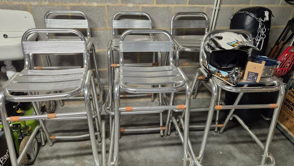 Chaise en aluminium pour bar intérieur ou extérieur.