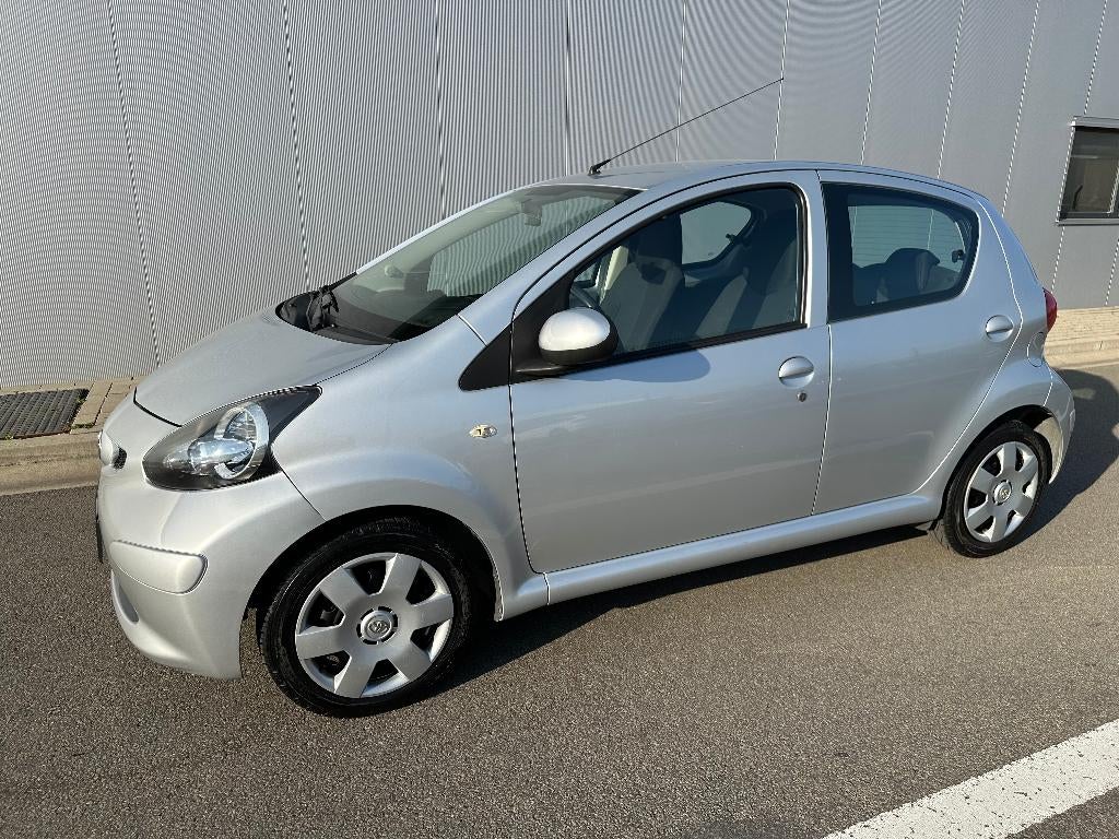 TOYOTA . . AYGO . . 60.000 km . .CAR-PASS . . 1 PROPRIETAIRE, Argent ou Gris, Achat, Boîte manuelle, Entretenue par le concessionnaire
