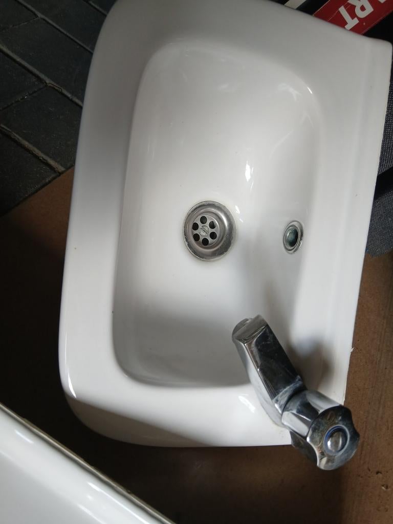 Fontaine de lavabo avec robinet, Enlèvement