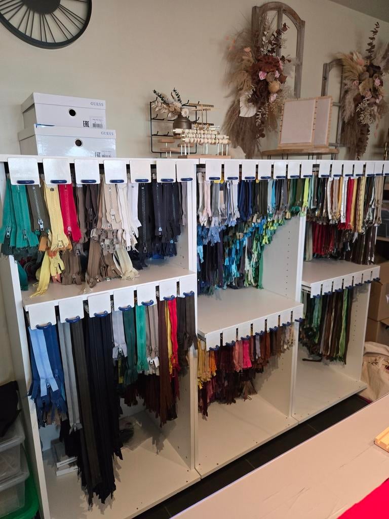 3 kasten en 3 boxen volledig gevuld met ritsen, Zakelijke goederen, Kantoor en Winkelinrichting | Winkel en Inventaris, Ophalen