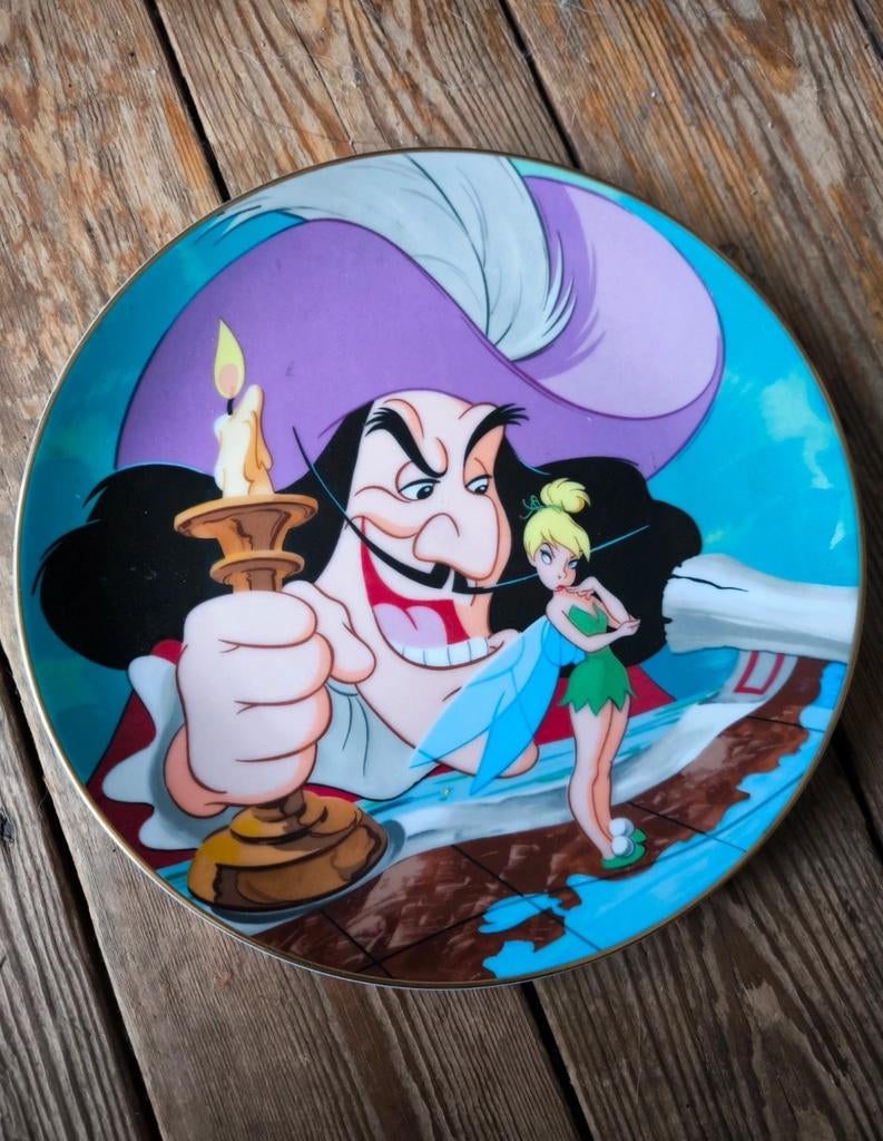 Disney Peter Pan . Capitaine crochet et clochette. Rare assi