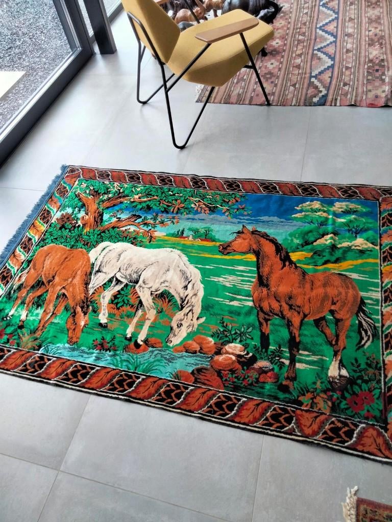 1970s vintage groot dun vloerkleed paarden horses 183x117cm, Huis en Inrichting, Stoffering | Tapijten en Vloerkleden, Gebruikt