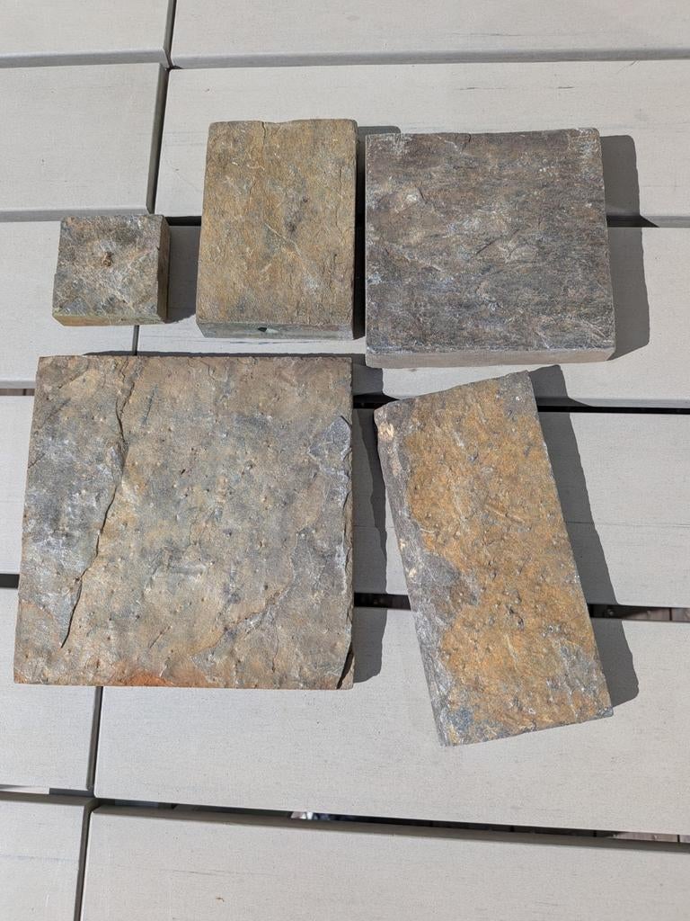 Carreaux en pierre naturelle de différentes tailles, Enlèvement