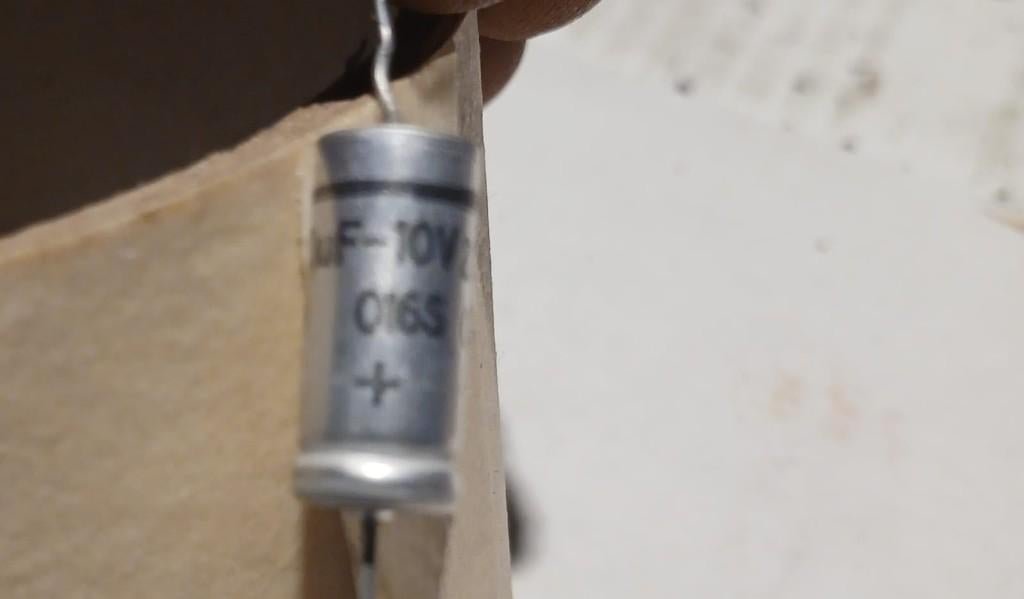 Condensateur électrolytique Verticale  220 mF 10 V, Electroménager, Enlèvement ou Envoi, Neuf