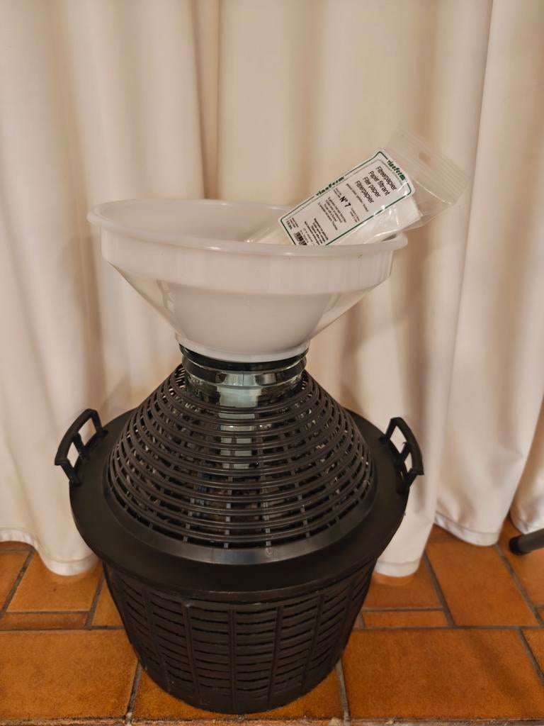 Dame Jeanne va fabriquer du vin/une bouteille de fermentatio, Maison & Meubles, Enlèvement