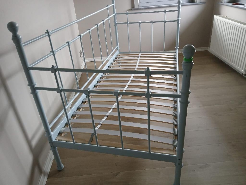 prachtig bed + lattenbodem, Huis en Inrichting, Slaapkamer | Bedden, Ophalen, Zo goed als nieuw, Eenpersoons, Metaal