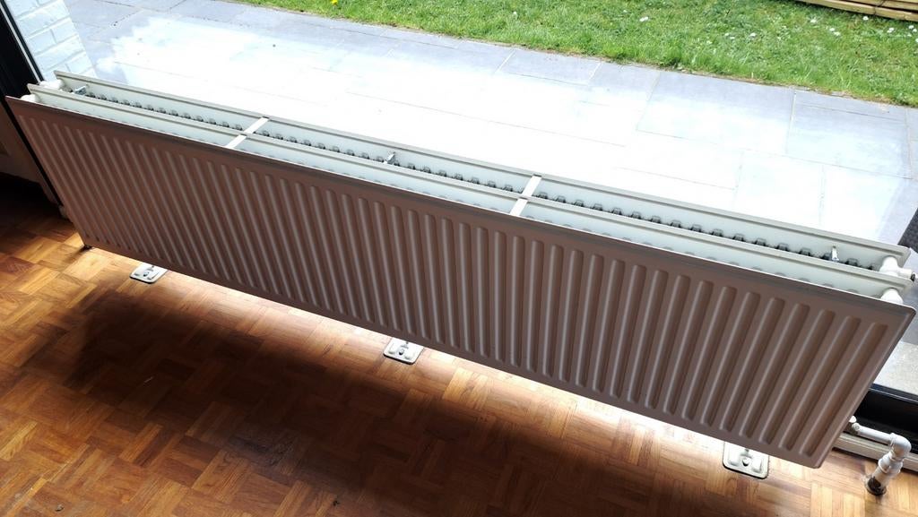 RADSON - Radiateur T33. 220x40x16cm, Bricolage & Construction, Chauffage & Radiateurs, Radiateur, Enlèvement ou Envoi