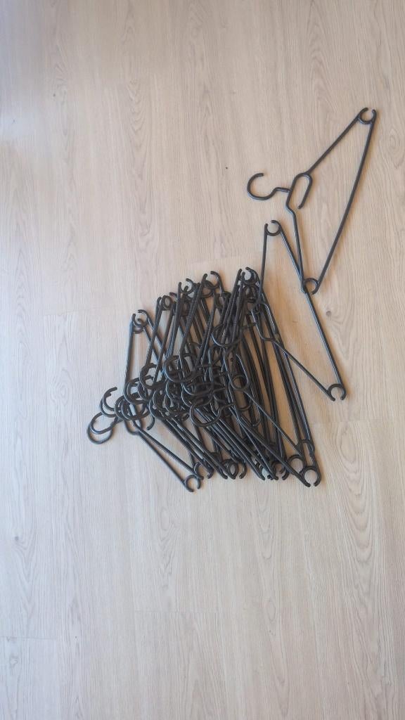 28 zwarte kledinghangers - 10€, Ophalen of Verzenden, Gebruikt, Kunststof, Volwassenen