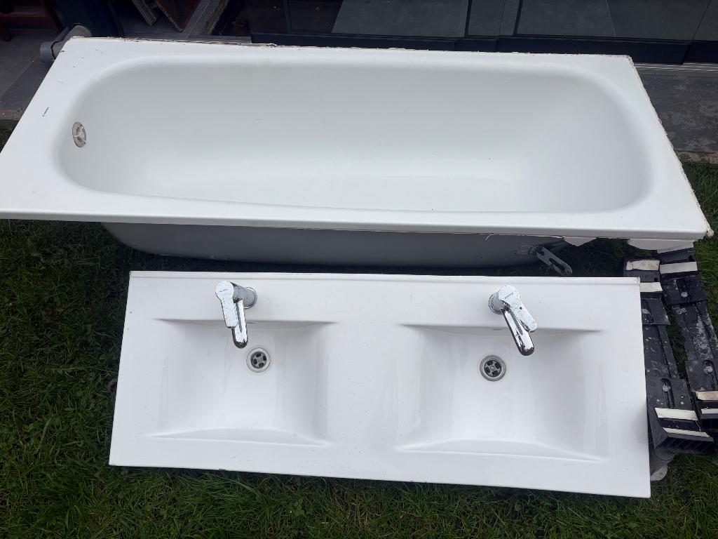 Baignoire et lavabo, Enlèvement, Utilisé, Avec baignoire