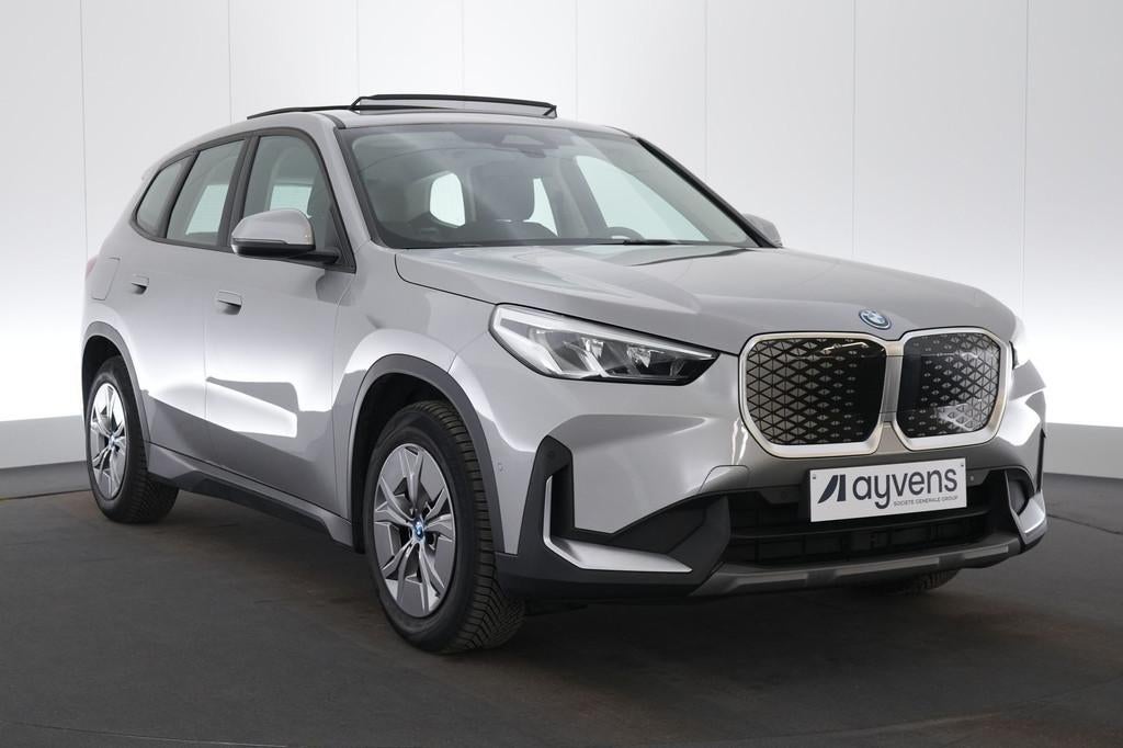 (2FHU210) BMW IX1, Auto's, BMW, Stof, Gebruikt, 2 Reeks, 5 zetels