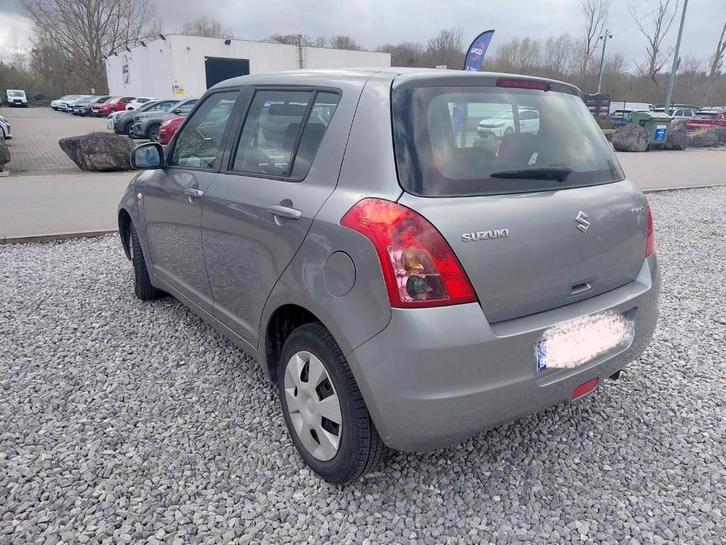 Une voiture Suzuki, Autos, Suzuki, Particulier, Swift, Essence, Berline, 5 portes, Boîte manuelle, Argent ou Gris, Noir, Tissu
