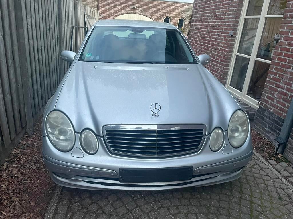 Mercedes E220 euro 4 Automitac, Auto's, 5 deurs, Particulier, Euro 4, Zilver of Grijs