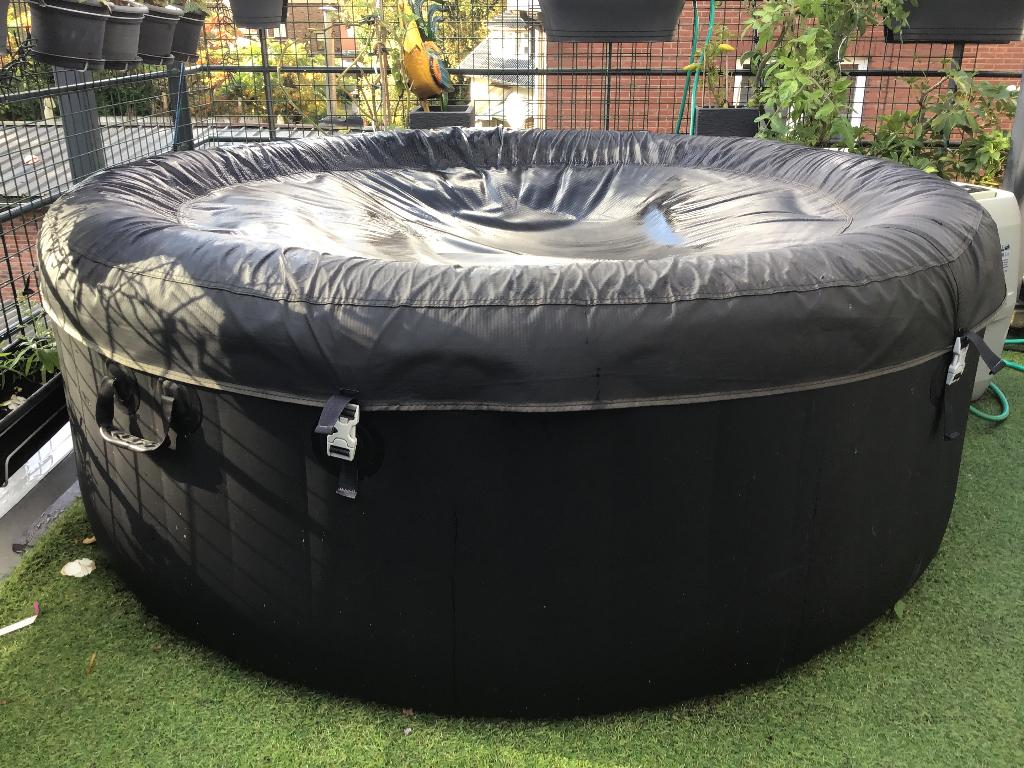 Jacuzzi voor 2 personen, Ophalen, Zo goed als nieuw