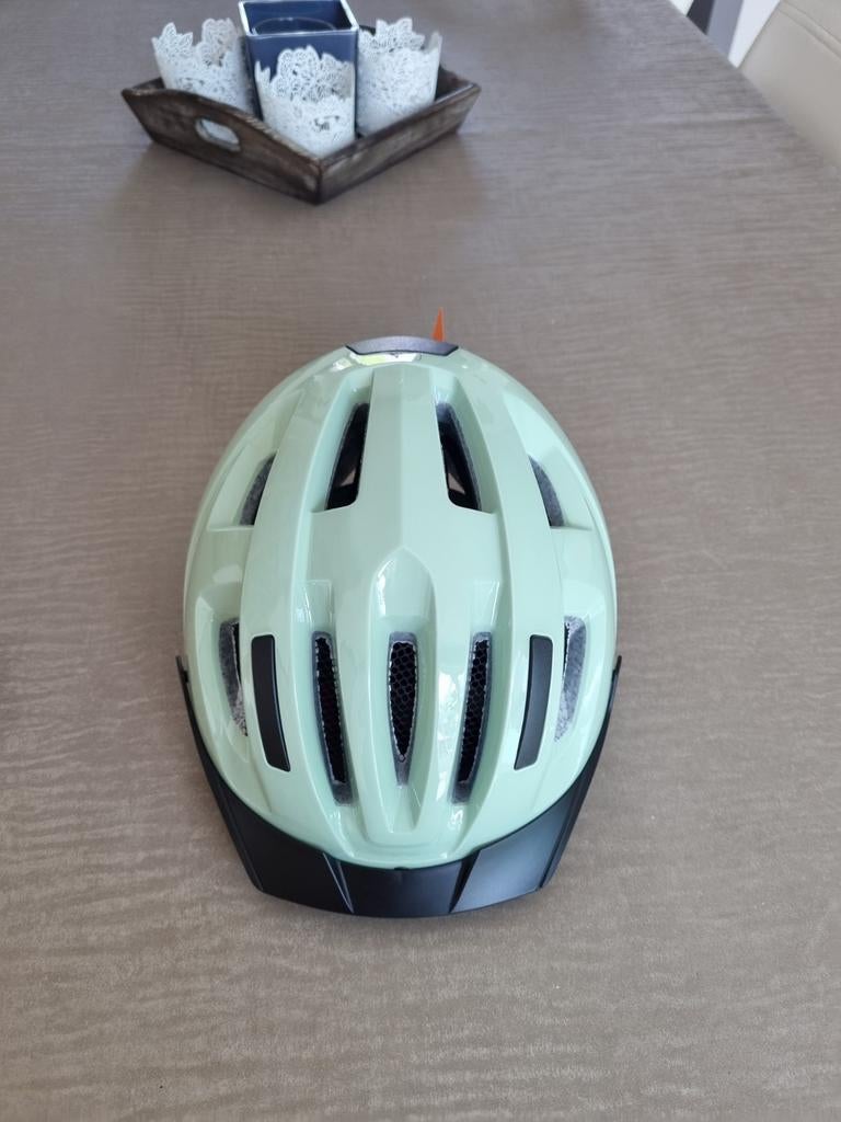 Nieuwe fietshelm licht groen met verlichting, Ophalen