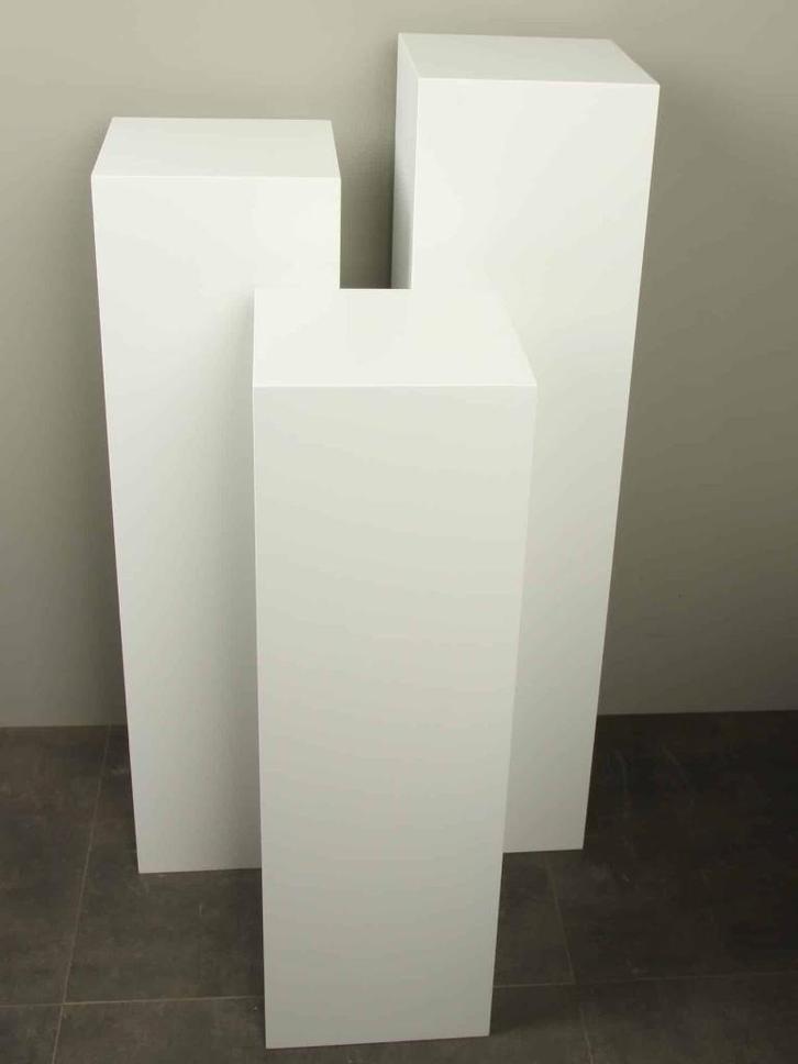 set van 6 witte,  houten  kunstsokkels, Antiek en Kunst, Kunst | Designobjecten, Ophalen