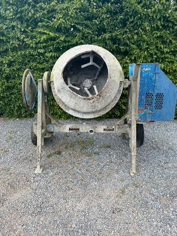Betonmolen met benzinemotor beschikbaar voor biedingen