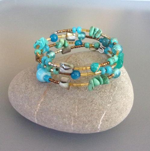 Bracelet 3 rangs bleu, vert et doré en turquoises et nacre, Bijoux, Sacs & Beauté, Bracelets, Neuf, Acier, Bleu, Avec bracelets à breloques ou perles