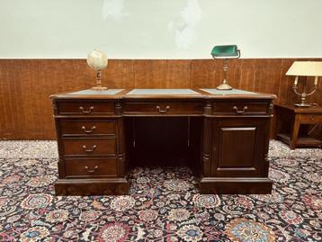 Klassiek Engels Chesterfield Bureau met Achterschot beschikbaar voor biedingen