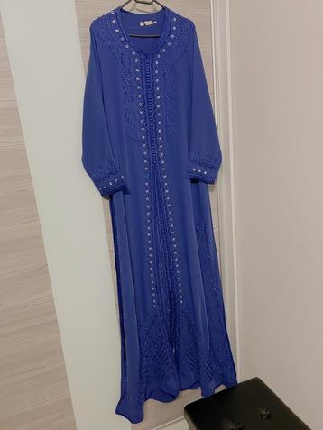 Vend caftan bleu  disponible aux enchères