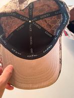 Gucci petten, Ophalen, Pet