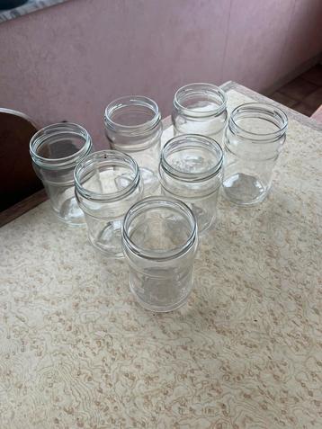 Set van 7 glazen potten beschikbaar voor biedingen