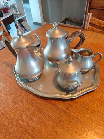 Zeer mooi en compleet tinnen koffie-thee servies beschikbaar voor biedingen