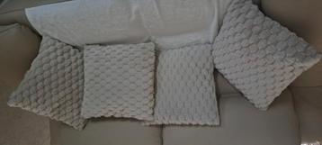 4 beige kussens  beschikbaar voor biedingen