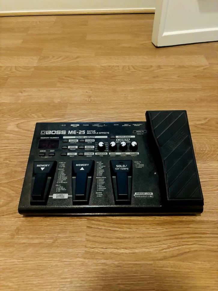 Pédale multi-effets guitare Boss ME-25, Muziek en Instrumenten, Effecten, Zo goed als nieuw, Multi-effect, Ophalen