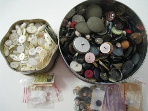 2 dozen met knopen en gespen, witte en gekleurde, Hobby en Vrije tijd, Naaien en Fournituren, Ophalen of Verzenden