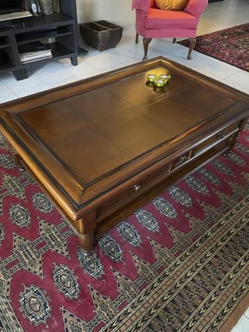 Salontafel met mooie patine en handige schuifjes beschikbaar voor biedingen